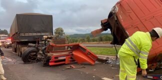 Cabine de caminhão se solta e rola pela pista após colisão na BR-163 entre Cascavel e Toledo