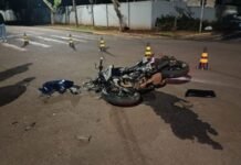 Colisão frontal entre moto e Hilux deixa jovem ferido no Jardim Porto Alegre