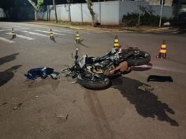 Colisão frontal entre moto e Hilux deixa jovem ferido no Jardim Porto Alegre