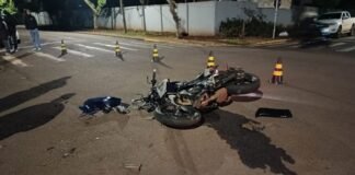 Colisão frontal entre moto e Hilux deixa jovem ferido no Jardim Porto Alegre