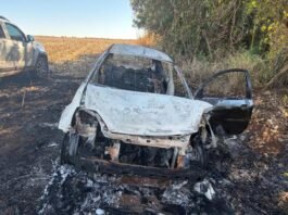 Ford Ka roubado em Mercedes é encontrado carbonizado na área rural de Maripá
