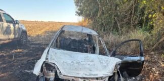 Ford Ka roubado em Mercedes é encontrado carbonizado na área rural de Maripá