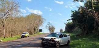 MOTORISTA FICA FERIDO APÓS CARRO SAIR DA PISTA NA PR-182, EM MARIPÁ