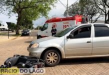 Mulher sofre fratura exposta após acidente entre carro e moto no centro de Santa Helena