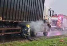 RAIO ATINGE CAMINHÃO E PNEU PEGA FOGO NA BR-467, ENTRE CASCAVEL E TOLEDO