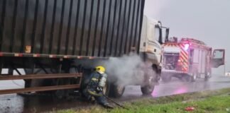 RAIO ATINGE CAMINHÃO E PNEU PEGA FOGO NA BR-467, ENTRE CASCAVEL E TOLEDO