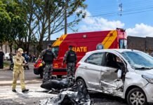 Homem de 33 anos morre em acidente entre duas motos e carro em Foz do Iguaçu
