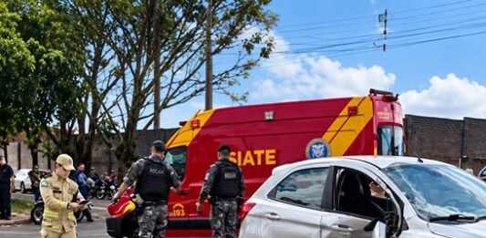 Homem de 33 anos morre em acidente entre duas motos e carro em Foz do Iguaçu