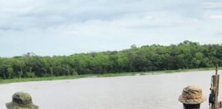 Barco com cigarros e agrotóxicos contrabandeados é apreendido em Guaíra