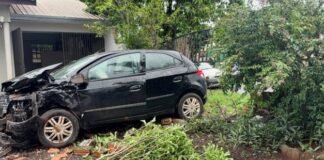 Batida violenta lança carro contra muro de residência e deixa homem ferido em Santa Helena