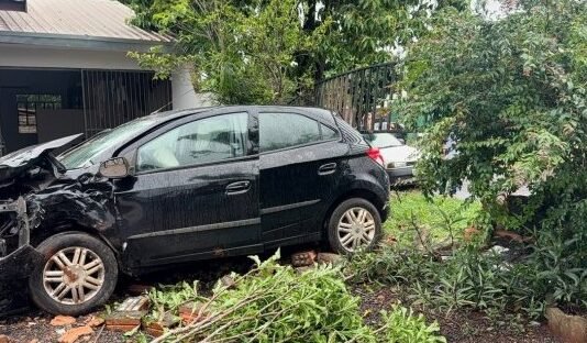 Batida violenta lança carro contra muro de residência e deixa homem ferido em Santa Helena