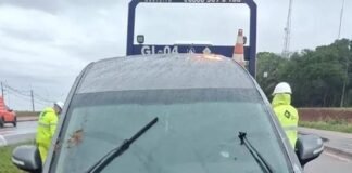 CARRO CAPOTA APÓS AQUAPLANAGEM E COLISÃO NA BR-163 EM MARECHAL RONDON