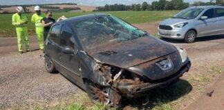 CARRO CAPOTA E PARA NA PISTA CONTRÁRIA NA BR-163 EM SEDE ALVORADA