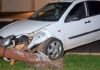 CARRO SOBE NO CANTEIRO, ATINGE POSTE E DEIXA TRECHO DE RUA NO ESCURO EM TOLEDO