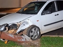 CARRO SOBE NO CANTEIRO, ATINGE POSTE E DEIXA TRECHO DE RUA NO ESCURO EM TOLEDO
