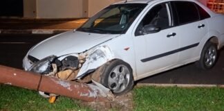 CARRO SOBE NO CANTEIRO, ATINGE POSTE E DEIXA TRECHO DE RUA NO ESCURO EM TOLEDO