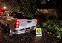 HILUX FURTADA É RECUPERADA DURANTE BUSCAS EM CASCAVEL; MOTORISTA ABANDONA VEÍCULO E FOGE