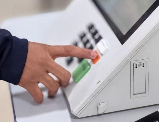 Chuva danifica colégio e local de votação de 4 mil eleitores é transferido no Paraná