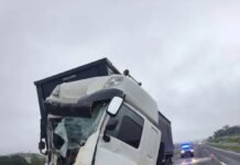 Colisão entre duas carretas deixa motorista ferido entre Marechal Rondon e Toledo