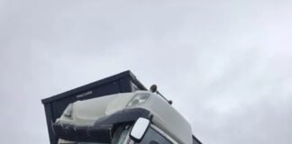 Colisão entre duas carretas deixa motorista ferido entre Marechal Rondon e Toledo