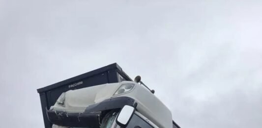 Colisão entre duas carretas deixa motorista ferido entre Marechal Rondon e Toledo