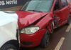 Dois homens ficam feridos após Hilux atingir Palio e veículo estacionado em Toledo