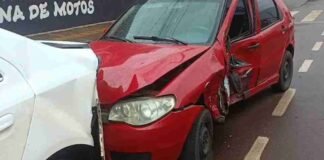 Dois homens ficam feridos após Hilux atingir Palio e veículo estacionado em Toledo
