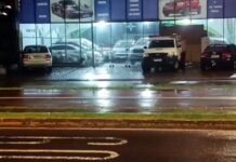 HONDA CIVIC ATRAVESSA CANTEIRO CENTRAL, INVADE REVENDA E ATINGE TRÊS VEÍCULOS EM TOLEDO