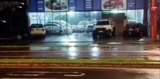 HONDA CIVIC ATRAVESSA CANTEIRO CENTRAL, INVADE REVENDA E ATINGE TRÊS VEÍCULOS EM TOLEDO