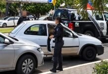 Motorista embriagado fecha carro de delegado, faz ameaças e acaba preso