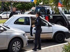 Motorista embriagado fecha carro de delegado, faz ameaças e acaba preso