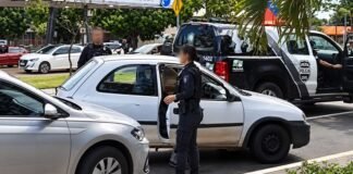Motorista embriagado fecha carro de delegado, faz ameaças e acaba preso