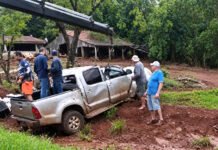 Caminhonete capota várias vezes e deixa cinco pessoas feridas
