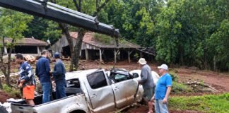 Caminhonete capota várias vezes e deixa cinco pessoas feridas