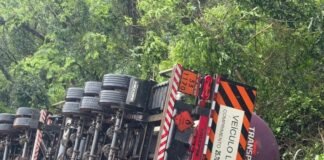 Motorista morre em acidente entre carro e bitrem carregado com álcool na BR-369, em Juranda