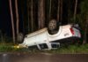 CAPOTAMENTO MOBILIZA SAMU E SIATE E DEIXA TRÊS PESSOAS FERIDAS EM UMUARAMA