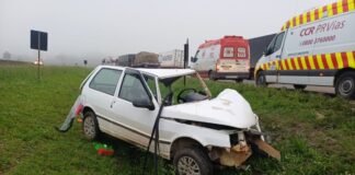Caminhão tomba após tentar desviar de carro na contramão da BR-376