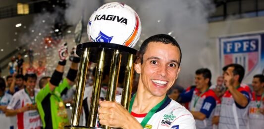 Luciano Soares Lopes ‘Carrapicho’: aos 49 anos, segue desafiando o tempo nas quadras do futsal paranaense