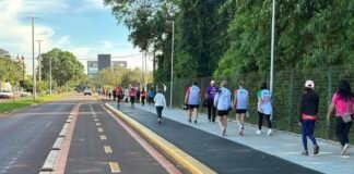 Caminhada celebra dia Internacional da Pessoa Idosa no parque Diva Paim Barth