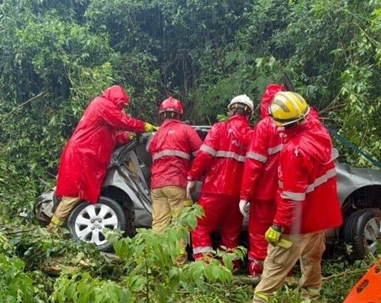 GRAVE ACIDENTE NA PR-180 MOBILIZA EQUIPES DO CORPO DE BOMBEIROS