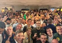 Campanha de Flávio Bolsonaro ganha força com mobilização de Moro e apoio de prefeitos no Paraná
