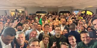 Campanha de Flávio Bolsonaro ganha força com mobilização de Moro e apoio de prefeitos no Paraná
